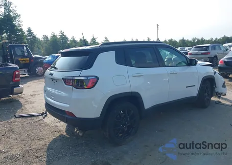 2024 Jeep Compass Latitude 4X4 from USA, damaged, VIN 3C4NJDBN9RT592632